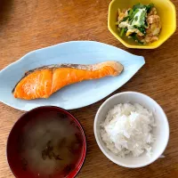 朝定食 | 大豆のお肉とニラのたまごとじ煮・麹美人生みそ汁(黒ばらのり)・鮭塩焼き・ごはん|ふうりんさん