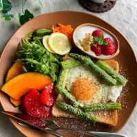 アスパラ＆目玉焼きのっけオープンサンド|スイーツポテトさん