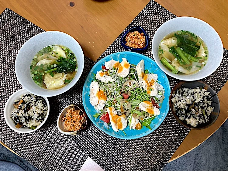 ひじきご飯♡ワンタン野菜スープ♡おうちシェフProサラダチキンとれんこんのきんぴらサラダ♡ひきわり納豆キムチ葱アマニオイル|さくたえさん