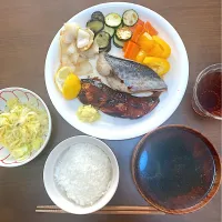 今日の晩ご飯　今が旬の鰆の塩焼き（山椒かけ）と味噌焼き、新玉ねぎと彩野菜のグリル、新キャベツの浅漬け、わかめのお吸い物　「サノヤ」さんに美味しそうな鰆があったので即買いました。２切れ１パックだったので、定番の塩焼きだけでなく、名古屋っぽく味噌焼きも作ってみました。
