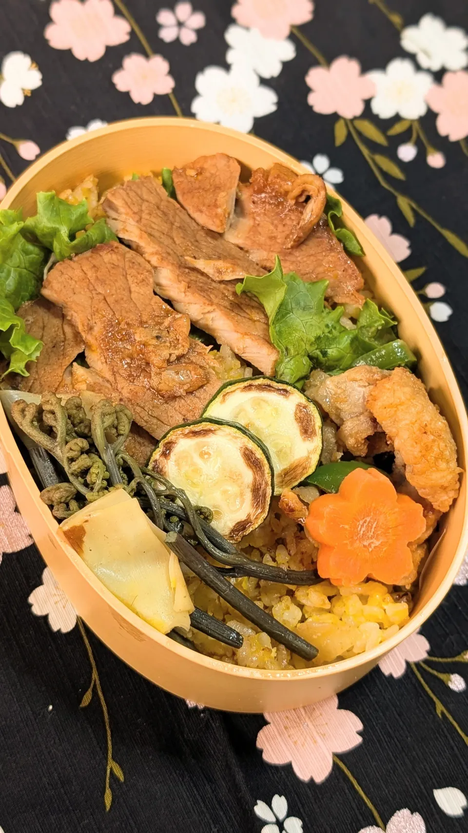 本日のお弁当〜炒飯とトンテキ弁当|f.1125beさん