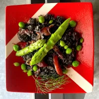 採れたてグリーンピースを添えたホタルイカのイカ墨炊き込みご飯