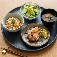 鶏の塩麹焼き、根菜と鶏の炊き込みご飯、コーンとわかめのスープ、サラダ|caoさん