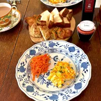 ブランチ♯キビヤベーカリー♯スクランブルエッグ♯ムー♯パンとエスプレッソと♯しらすエピ|小松菜さん