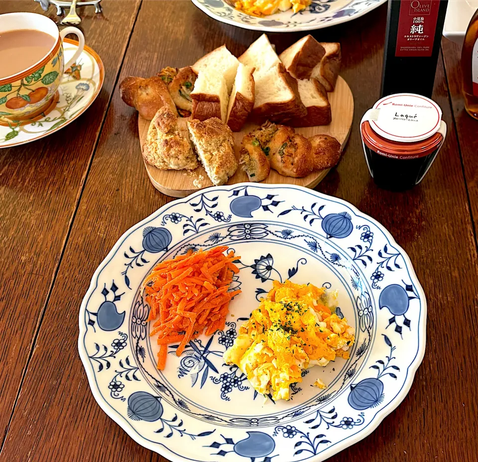 ブランチ♯キビヤベーカリー♯スクランブルエッグ♯ムー♯パンとエスプレッソと♯しらすエピ|小松菜さん