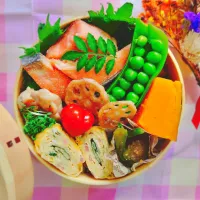 春の行楽弁当
　鮭の塩焼き
　季節のお野菜
　出汁巻きたまご

美味しくできました✨|ふかふかごはん日和さん