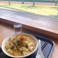 今日の昼ご飯@「テイクアウト＆デリ  MUSHA」inサンテパルクたはら　産直野菜味噌ラーメン　今日は渥美半島の七ツ山・すり鉢山・オオトギス・コトギス縦走をして下山後、農業公園「サンテパルクたはら」にいき、そこのレストラン「MUSHA」さんで昼ご飯をいただきました。とにかくお腹空いていたから美味しかったー😋