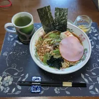 明星チャルメラしょうゆラーメン、沢庵、熱い日本茶(昼飯)|enarinさん
