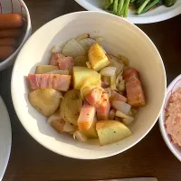 今日の晩ご飯@マンション・ベランダ・ビアガーデン①  新じゃがいもと新玉ねぎのジャーマンポテト　今日はいい陽気なのでマンションのベランダでビアガーデンパーティーです