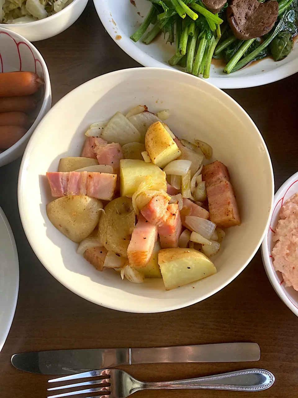 今日の晩ご飯@マンション・ベランダ・ビアガーデン①  新じゃがいもと新玉ねぎのジャーマンポテト　今日はいい陽気なのでマンションのベランダでビアガーデンパーティーです|なびさん