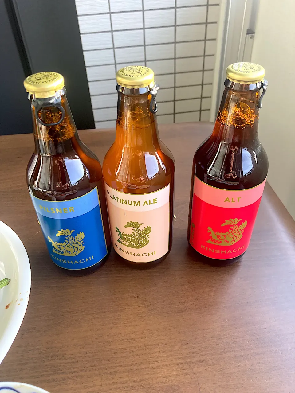今日の晩ご飯@マンション・ベランダ・ビアガーデン⑧  キンシャチビール３種（右からアルト、エール、ピルスナー）　名古屋はやっぱり金鯱です（犬山のブルワリーですが）。|なびさん