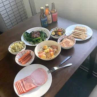 Snapdishの人気料理写真:今日の晩ご飯@マンション・ベランダ・ビアガーデン⑨  いただきまーす😋＆かんぱーい🍺