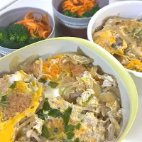 簡単ヒレカツ丼　(ヒレカツ　玉ねぎ　えのき　ごぼう　三つ葉) ブロッコリー🥦人参デーツラペ🥕|まゆさん