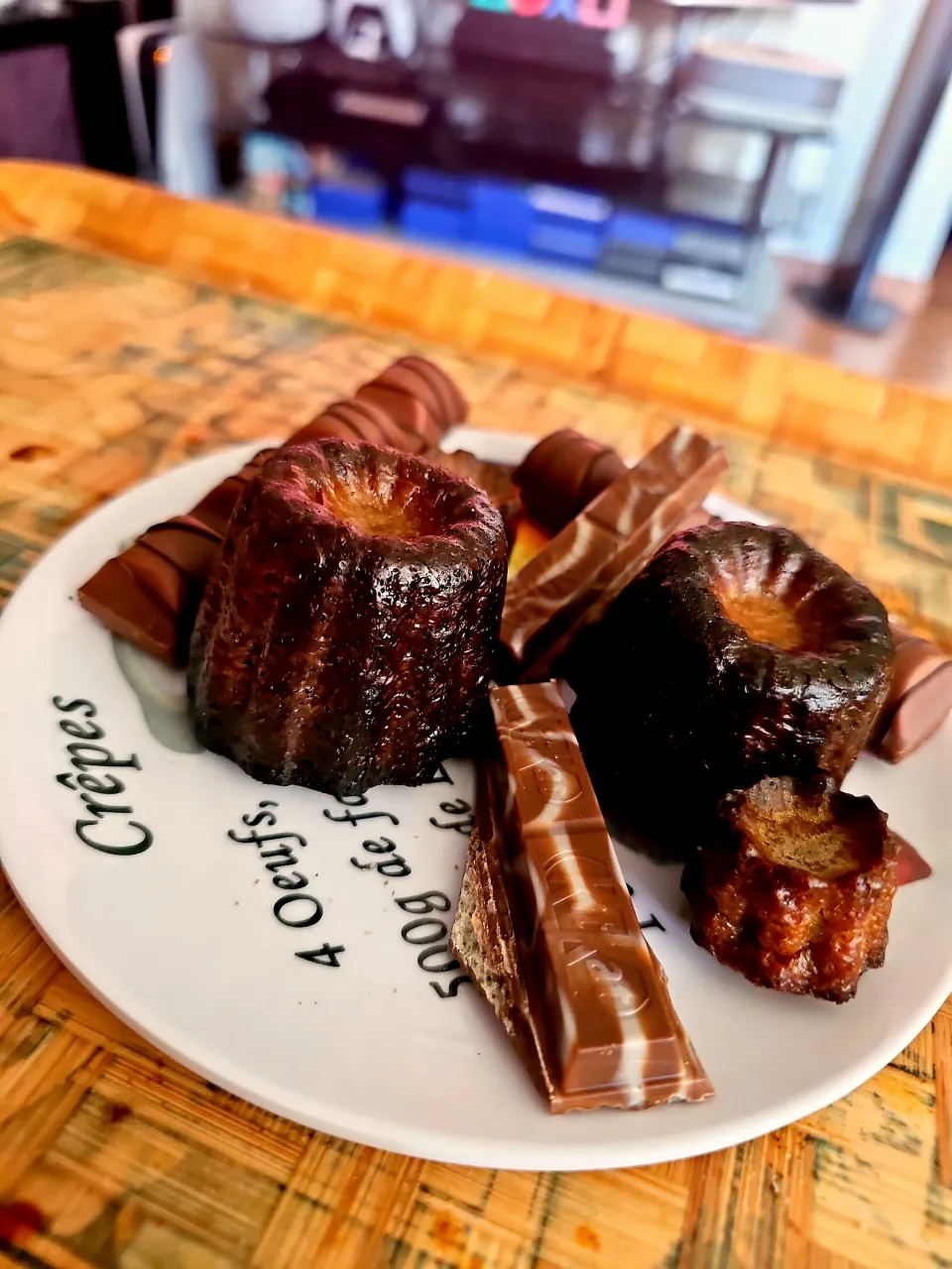 🇫🇷Cannelés with kitkat and kinder bueno😋🇫🇷|KWAII69さん
