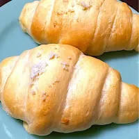 息子が作ってくれたバター香る激ウマしっとりカリッカリ塩パン秒で無くなった。（焼き色淡めバージョン）|IGGYさん