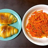 息子が作ってくれたバター香る激ウマしっとりカリッカリ塩パン秒で無くなったと、中毒性ありツナと人参のパリパリサラダ|IGGYさん