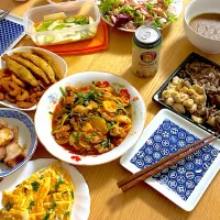 豚キムチ、薄切り長芋ときゅうりの甘酢和え、砂肝とぼんじりとレバーの焼き鳥、焼き鳥、海鮮と鶏肉のトムヤムスープ、モッツァレラチーズとロースハムのリーフサラダ、フライドオニオン入りバルサミコドレッシング、わかさぎフライ、イカフライ、ニラ入りオープンオムレツ、焼き豚|くろーぶやんさん