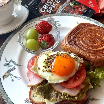 Snapdishの人気料理写真:クリスピースパイスBLT🥪クロワッサン食パン🍞