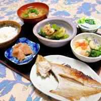grandmaの晩ごはん☆ 今夜はカレイを焼いて
小松菜を煮ました…キノコ🍄‍🟫などを入れたら良かったわ…
お味噌汁に花山椒を…
頂きます|kaoriさん