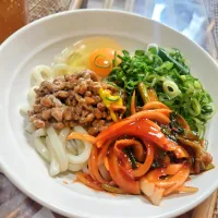 自家製ニラと玉ねぎのキムチのせ納豆うどんのお昼ご飯です✨