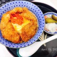 🅛🅤🅝🅒🅗🥄 卵でとじませんカツ丼( ˶ｰ̀֊ｰ́˶)| Tsuu_chan‪ ·͜·♡‬さん