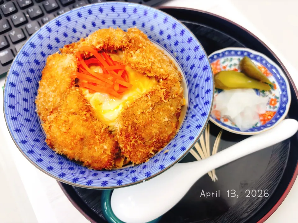 🅛🅤🅝🅒🅗🥄 卵でとじませんカツ丼( ˶ｰ̀֊ｰ́˶)|Tsuu_chan‪ ·͜·♡‬さん