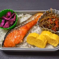 今日の手作り弁当はもち麦ごはんに、焼鮭やだし巻き卵などを乗せた、焼魚弁当（焼鮭弁当）でした。|Mars＠釜飯作り研究中さん