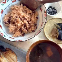 お赤飯、味の干物、糠漬け、ワカメと豆腐の味噌汁、ほうじ茶|MIEKO 沼澤三永子さん