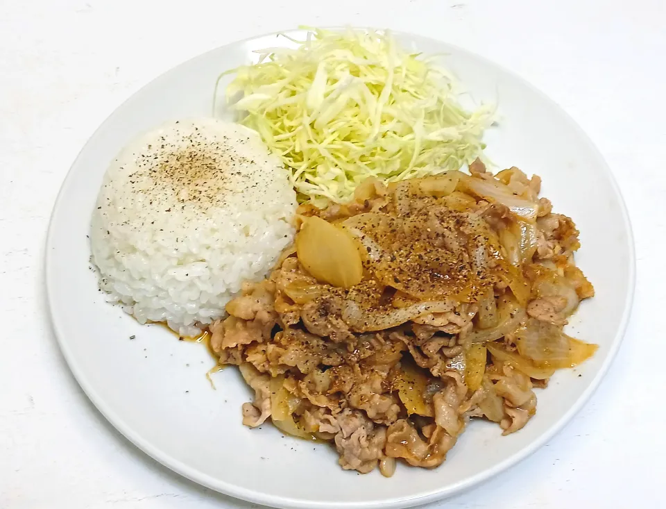  【簡単とろとろ！🎯】新玉ねぎを使った俺の生姜焼き😋|Falco*さん