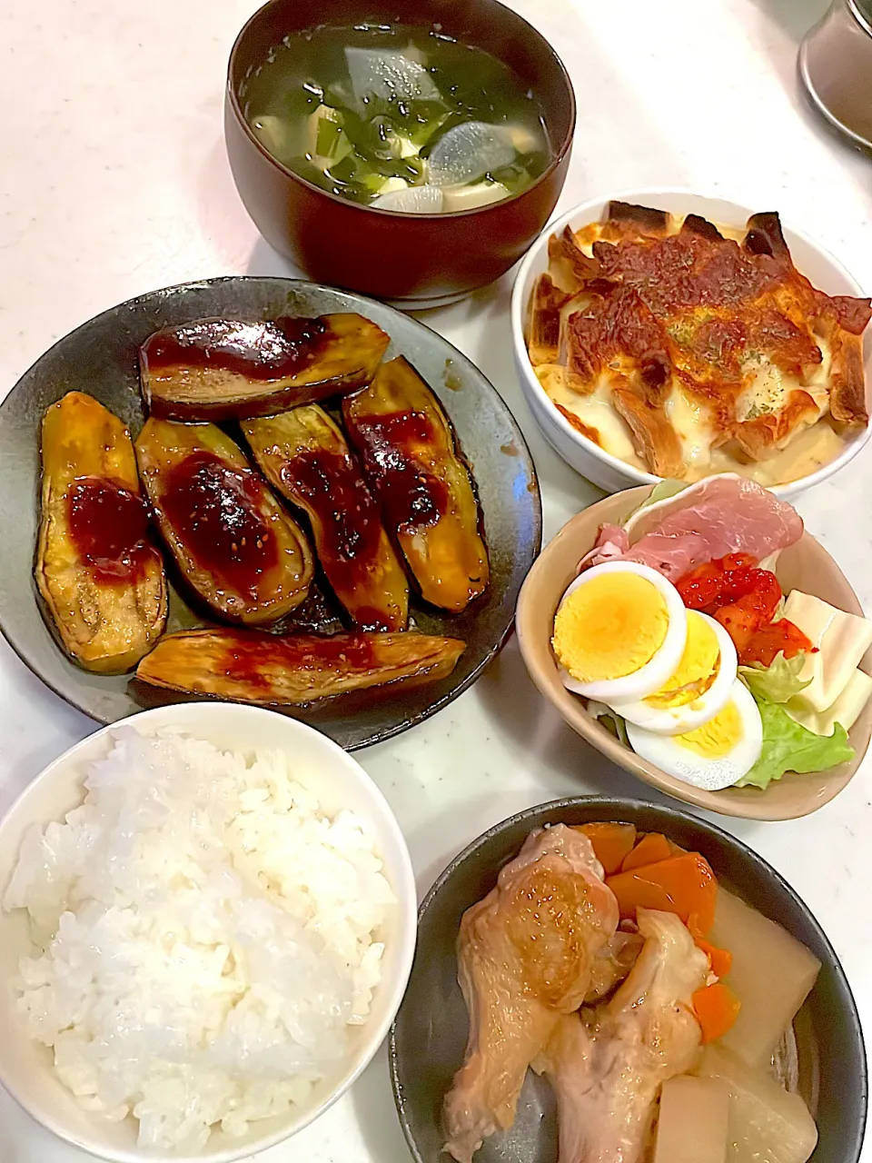 おっさん飯　ナス　パン耳グラタン　手羽元の煮物　サラダ　汁|ひげおやじさん