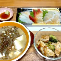 貝のお刺身　レモンペッパーチキン　もずく味噌汁|🍮ぶりゅれ🍮さん