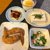 ☆手羽先甘辛揚げ　☆ブロッコリーとカニカマとチーズのマヨ和え　☆冷奴　☆ミニお好み焼き　☆ヨーグルト|chikakoさん