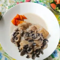 鶏もも肉のソテー　マシュルームソース　鶏もも肉は両面強火で焼き、２分ずつ２回レンチン+休みをして、仕上げに皮の面をフライパンて強火で焼く。　マシュルームソースは、薄く切ったマシュルームをコンソメ、白ワインで煮て、供する直前に牛乳、水溶き片栗粉をいれる。|はやとさん