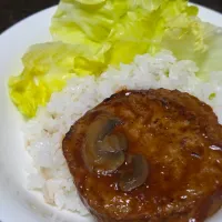パパ作🥸ハンバーグ丼で晩ごはん|ぱんだのままんさん