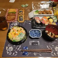 永谷園の松茸の味お吸いもの、沢庵、烏龍茶、海老のばらちらしずし、握り寿司+かっぱ巻き、いなり寿司、揚餅、たこの唐揚げ(夕飯)|enarinさん