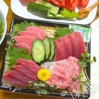 4/12の夕食　マグロの4種盛り|卯月さん