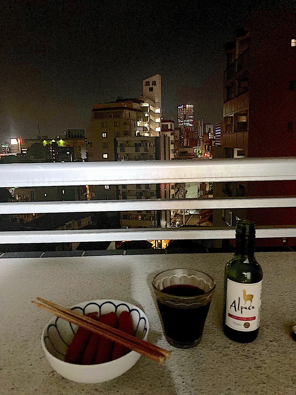 今日は名古屋月一の飲み会でしたが、飲み足りなかったので、コンビニで赤ワインのミニボトルを買い、昨日のベランダ・ビアガーデンの残りのソーセージをボイルドして、宅飲みです。こういう時、単身赴任の幸せをしみじみ感じます。|なびさん