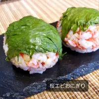 桜エビおにぎり( ꇐᴗꇐ )桜餅みたいな| まぁさん