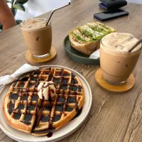 MY FAVORITE COFFEE VANILLA LATTE, WAFFLE WITH HERSHEY CHOCOLATE SYRUP AND OVERLOAD CHICKEN SANDWICH 🥪|Sweets by Loveさん