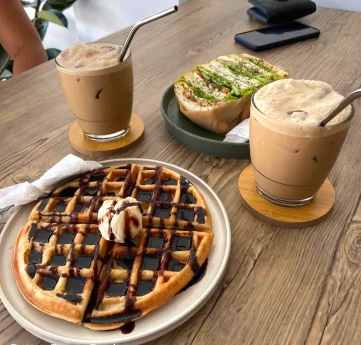 MY FAVORITE COFFEE VANILLA LATTE, WAFFLE WITH HERSHEY CHOCOLATE SYRUP AND OVERLOAD CHICKEN SANDWICH 🥪|Sweets by Loveさん