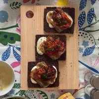 カプレーゼの再構築・グリルトマトのオープンサンド| まる(丸大豆)さん