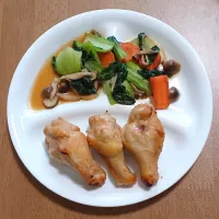 チンゲン菜とにんじんとしめじのオイスターソース炒め、手羽元の味噌漬け焼き|ナナさん