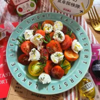 あやめちゃんのトマトとモッッアレアのサラダ😊リピ🍅|ナオミさん