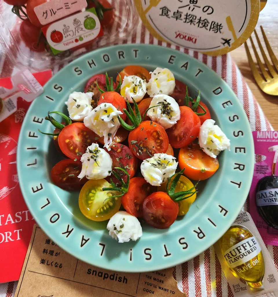 あやめちゃんのトマトとモッッアレアのサラダ😊リピ🍅|ナオミさん
