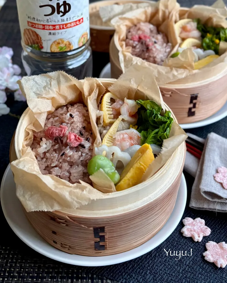 黒米の桜おこわ&海老と筍の焼売のせいろ弁当🌸🦐|ゆーこどんさん