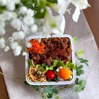 4/14❤︎主人の黒毛和牛焼肉弁当🌱

＊ 黒毛和牛焼肉
＊ 半熟たまご
＊ ほうれん草の胡麻和え
＊ たらこパスタ
＊ ちくわの磯辺揚げ
＊人参ナムル
＊ のっけ丼|Makinsさん