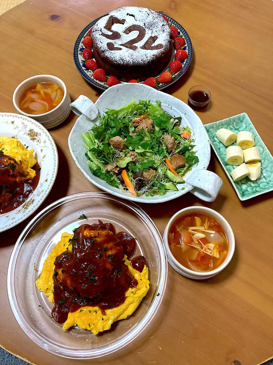 デミオムライス＊ミートボールのサラダ＊食前バナナ＊大蒜とトマトのスープ＊ガトーショコラフォンデュ|さくたえさん