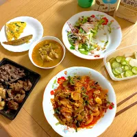 豚キムチ。わかさぎフライ、ニラ入りオープンオムレツ、ぼんじり、砂肝、レバーの焼き鳥、モッツァレラチーズとロースハムのリーフサラダ、海鮮と鶏むね肉のトムヤムスープ、ソーセージロール、チョリソーロール、チーズとハムバケット、うぐいすパン。あんぱん、クランベリーロール。|くろーぶやんさん