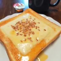 とろ〜りメープル入りシロップをたらしたチーズトースト|macchinaさん
