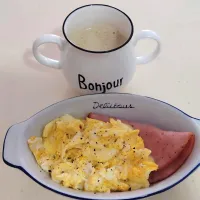 Good morning breakfast scrambled eggs with mozzarella cheese black pepper ham 😍😋 hot latte 😘💋|🍒lynnlicious🍒さん